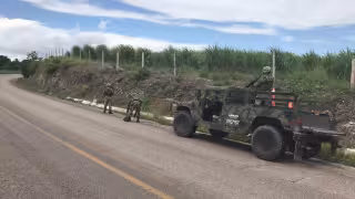 Militares se percataron de la actitud sospechosa de un motociclista y su acompañante, que al verlos, regresaron a Chetumal
