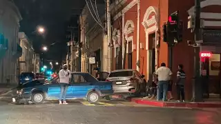 Auto se estrella contra una pizzería tras fuerte choque en el Centro de Mérida