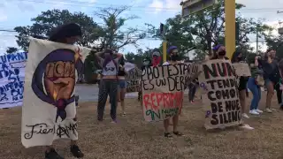 Mujeres de Cancún marchan en homenaje a los 5 meses de la represión policiaca del 9N