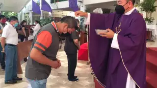 Los curas católicos cumplen con el nuevo rito