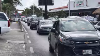 Los carriles de salida del Boulevard Kukulcán hacia la zona centro de la ciudad presentan circulación lenta