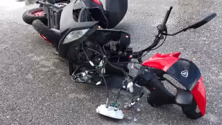 Dos jóvenes en motocicleta se lesionan al estrellarse contra un poste en la Zona Hotelera 

