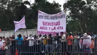 Grupo de volqueteros se manifiestan durante discurso de AMLO .