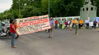 Entre pancartas, sindicalizados exigen mejores condiciones de trabajo