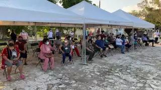 Los adultos mayores ya esperan en la carpa preparada para la inmunización
