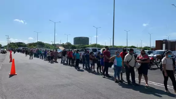 La fila daba la vuelta al Centro de Convenciones Siglo XXI La fila daba la vuelta al Centro de Convenciones Siglo XXI