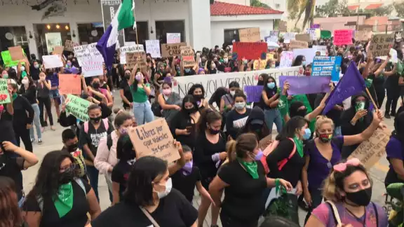 El colectivo se dio lugar enfrente del Teatro de Cancún El colectivo se dio lugar enfrente del Teatro de Cancún