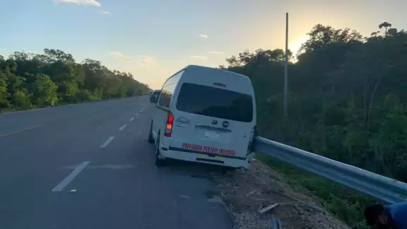 La unida quedó a un lado del camino luego de estrellarse contra una valla en la vía federal Reforma Agraria-Puerto Juárez La unida quedó a un lado del camino luego de estrellarse contra una valla en la vía federal Reforma Agraria-Puerto Juárez