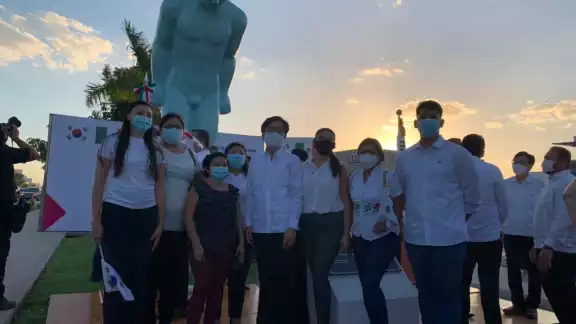 La estructura “El hombre que saluda”, mide alrededor de seis metros de altura y está hecha de aluminio. La estructura “El hombre que saluda”, mide alrededor de seis metros de altura y está hecha de aluminio.
