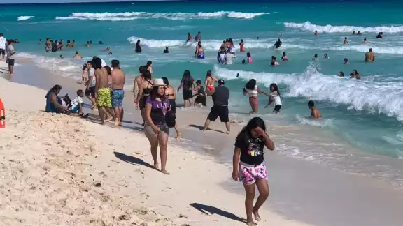 Con música, comida y gran ambiente los visitantes esperan a que sea más tarde para retirarse de los arenales Con música, comida y gran ambiente los visitantes esperan a que sea más tarde para retirarse de los arenales