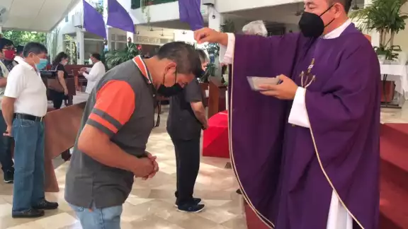 Los curas católicos cumplen con el nuevo rito Los curas católicos cumplen con el nuevo rito