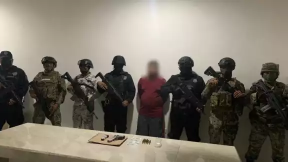 El hombre armado detenido en Tulum permanecerá en la FGE Quintana Roo para definir su situación legal El hombre armado detenido en Tulum permanecerá en la FGE Quintana Roo para definir su situación legal