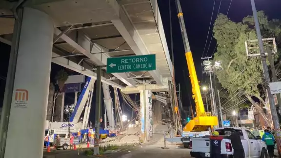 Actualmente se realiza el retiro de los vagones de loa Línea 12 que colapsaron la noche de ayer Actualmente se realiza el retiro de los vagones de loa Línea 12 que colapsaron la noche de ayer
