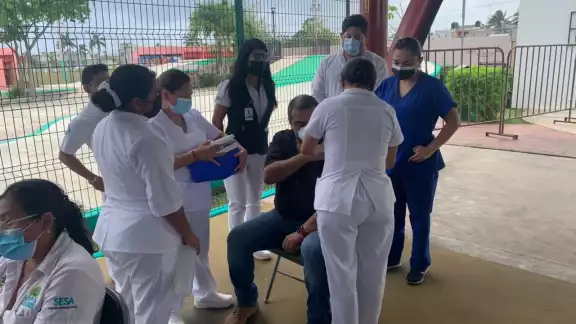 Trabajadores de la salud recibiendo su primera dosis de la vacuna contra el COVID-19 Trabajadores de la salud recibiendo su primera dosis de la vacuna contra el COVID-19
