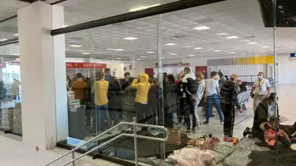 Eran más de 120 turistas rumanos que permanecían dentro de la Terminal Uno