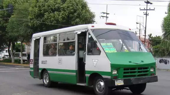 Microbús atropella a adulta mayor en la CDMX