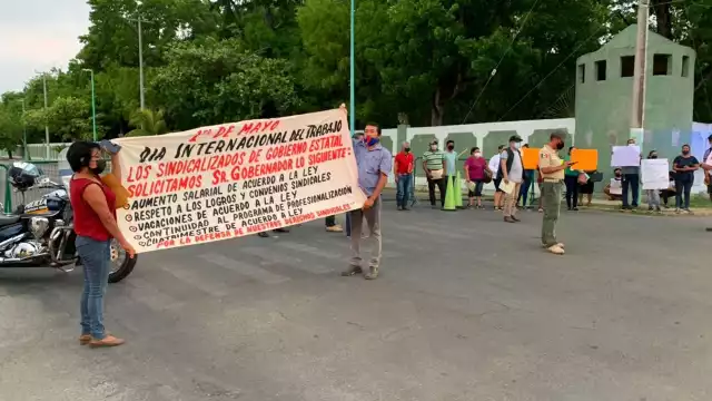 Entre pancartas, sindicalizados exigen mejores condiciones de trabajo