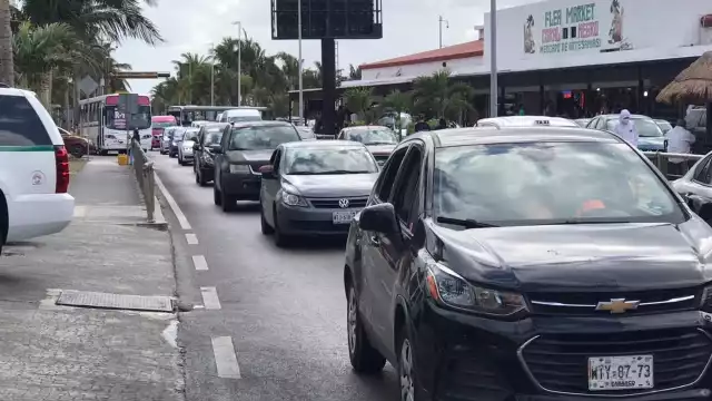 Los carriles de salida del Boulevard Kukulcán hacia la zona centro de la ciudad presentan circulación lenta