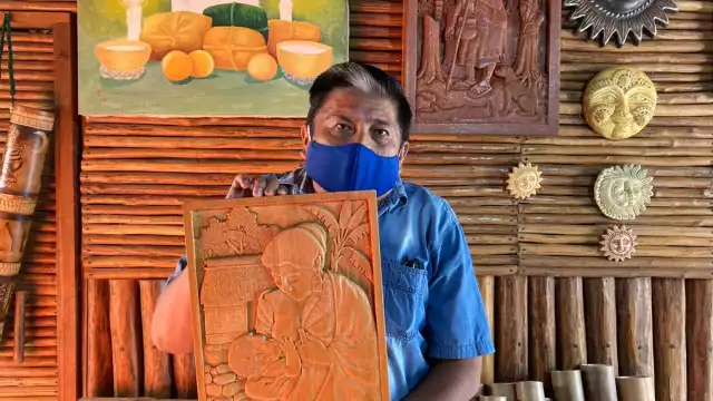 El artesano plasma sus obras en madera
