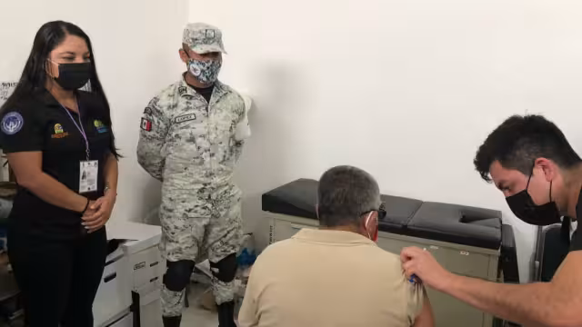 Abuelitos del Cereso de Cozumel reciben segunda dosis de la vacuna contra el COVID-19