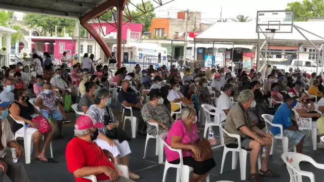 Los abuelitos esperando ser vacunados en Cozumel