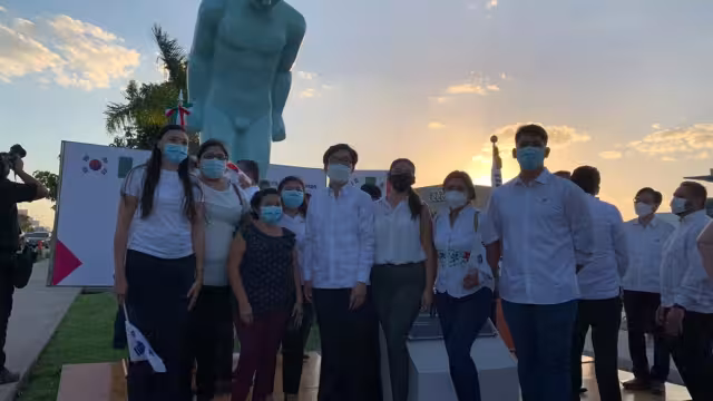 La estructura “El hombre que saluda”, mide alrededor de seis metros de altura y está hecha de aluminio.