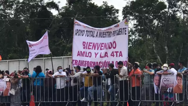 Grupo de volqueteros se manifiestan durante discurso de AMLO .