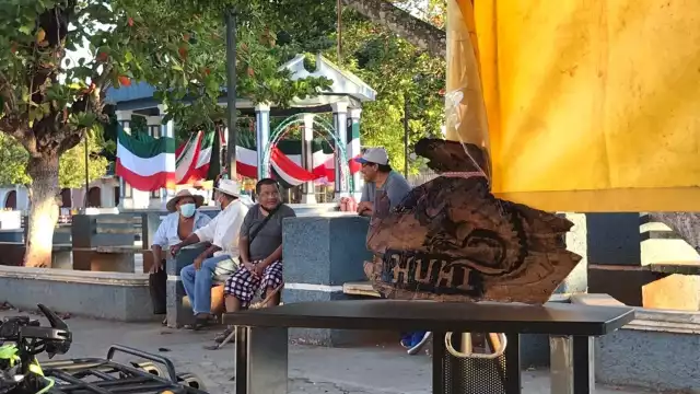 El artesano también elabora artículos como mesas, al igual que carteles tallados con dibujos representativos de la comunidad