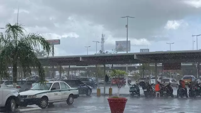 En algunas zonas de Cancún, las inundaciones en las calles fueron más notorias, debido a la obstrucción del alcantarillas