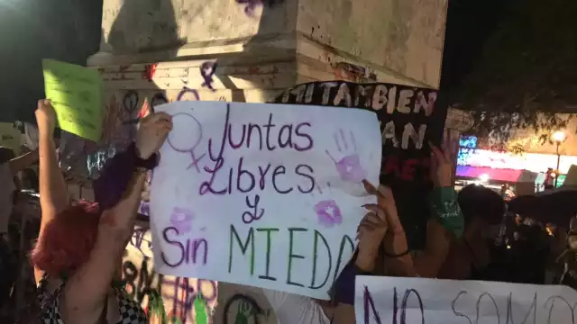 Las mujeres gritaron consignas contra la violencia de género