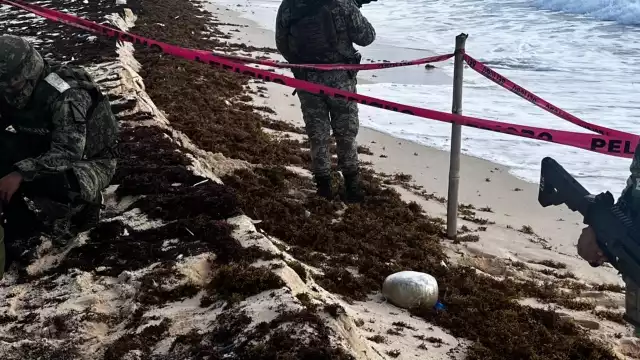 El personal militar recorría la parte noreste de la isla cuando hallaron dos paquetes sospechosos a la orilla de la playa