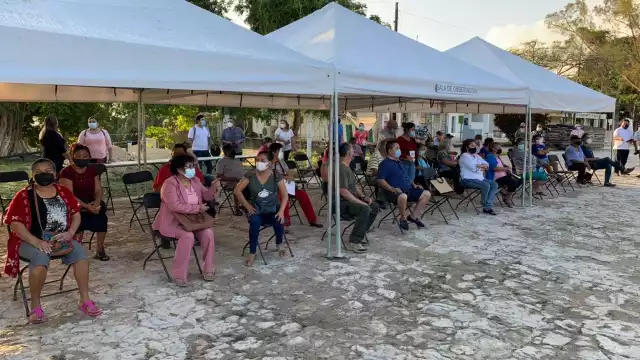 Los adultos mayores ya esperan en la carpa preparada para la inmunización