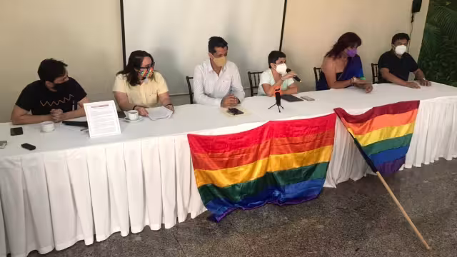 "Los partidos ponen personas que no son idóneas para los cargos, pero sí lo son para sus intereses", aseguró