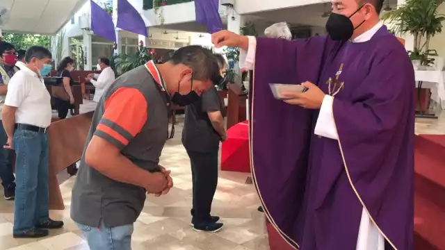 Los curas católicos cumplen con el nuevo rito