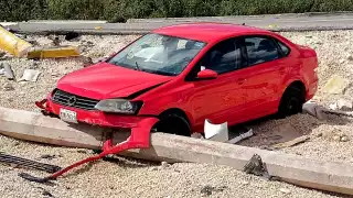 El Volkswagen Vento terminó con daños en su parte delantera