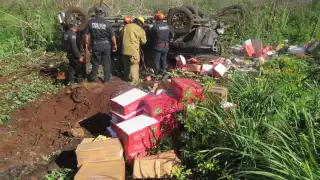 Los pasajeros resultaron heridos tras quedar atrapados en la camioneta