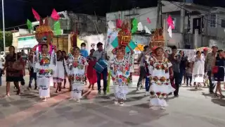 La tradicional danza se caracteriza porque únicamente es ejecutada por mujeres que portan con orgullo el traje regional que ellas mismas elaboran
