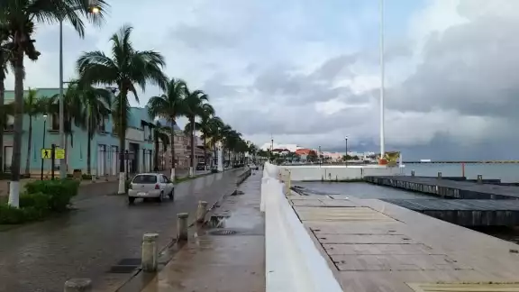 Actualmente Zeta está ubicado a 18.7 grados latitud norte y 84.3 grados longitud oeste a 340 kilómetros al sureste de Cozumel. Foto: Gabriel Aguilar Actualmente Zeta está ubicado a 18.7 grados latitud norte y 84.3 grados longitud oeste a 340 kilómetros al sureste de Cozumel. Foto: Gabriel Aguilar