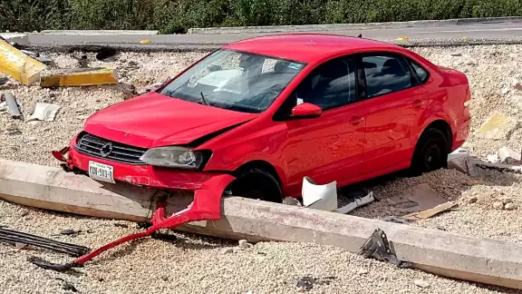 El Volkswagen Vento terminó con daños en su parte delantera El Volkswagen Vento terminó con daños en su parte delantera