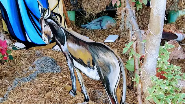 La perrita se refugió en el pesebre para dar a luz