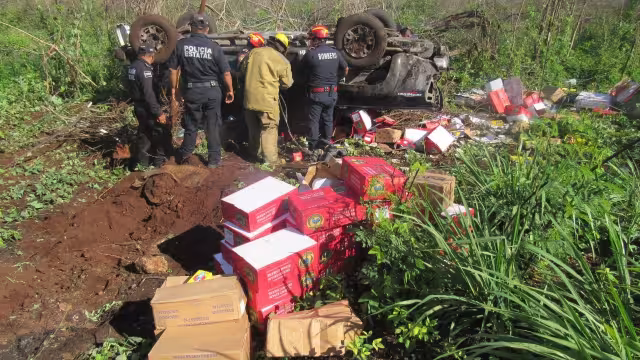 Los pasajeros resultaron heridos tras quedar atrapados en la camioneta