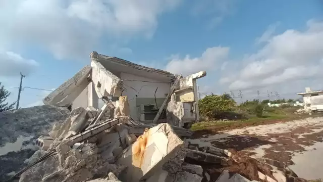 Vecinos aseguran que las viviendas fueron desocupadas tras el paso de los huracanes Gilberto e Isidoro