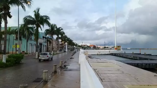 Actualmente Zeta está ubicado a 18.7 grados latitud norte y 84.3 grados longitud oeste a 340 kilómetros al sureste de Cozumel. Foto: Gabriel Aguilar