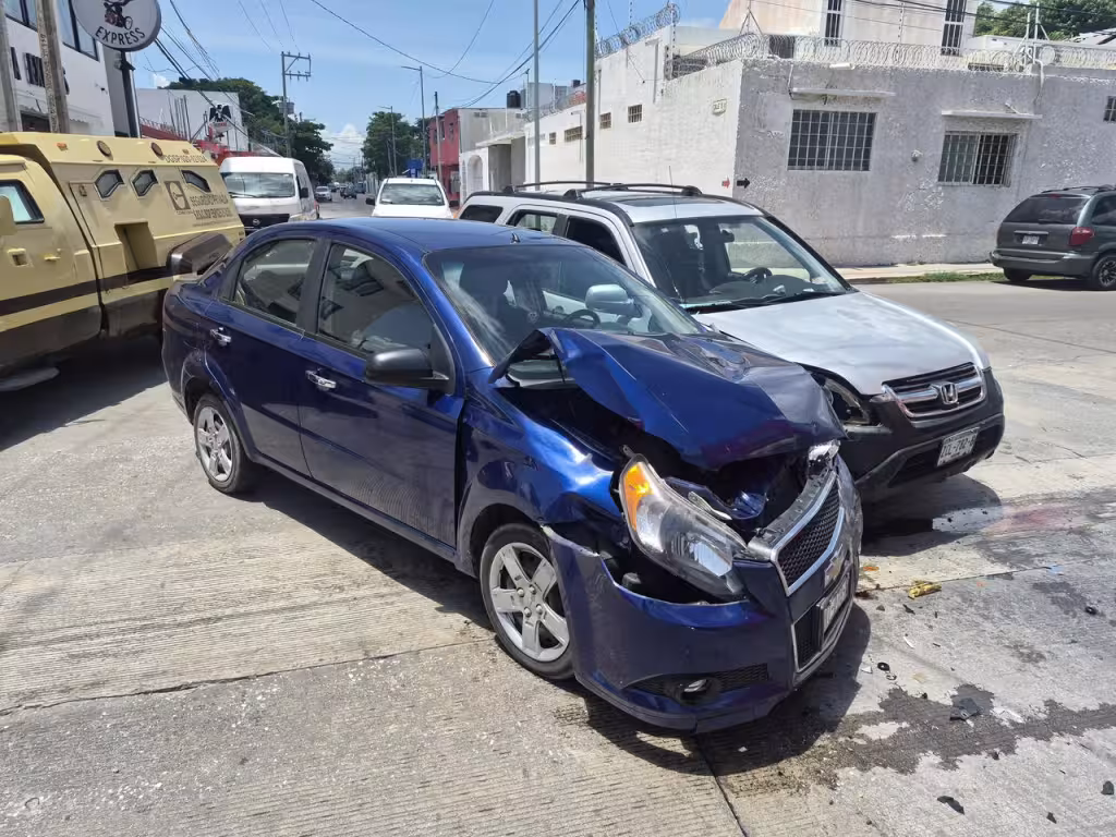 Fuerte choque en Ciudad del Carmen deja dos vehículos destrozados