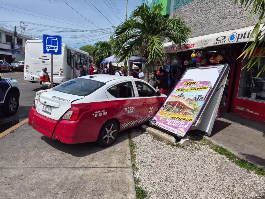 Taxi pierde el control y termina incrustado entre una palmera y un anuncio en Ciudad del Carmen