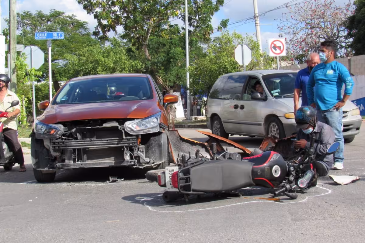 Conductor no respeta el alto e impacta de frente a motociclista en ...