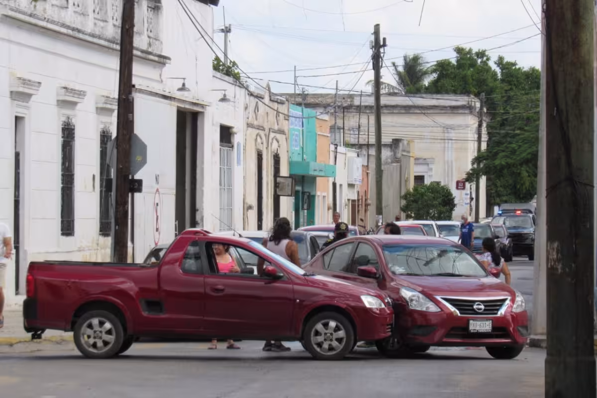 Conductor se 'vuela' el alto y choca contra otro vehículo en el Centro ...