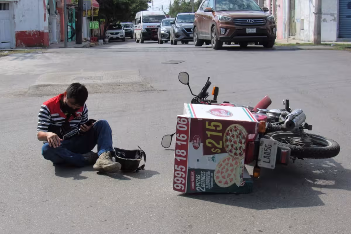 Automovilista no respeta el alto y choca a un repartidor de pizza en ...