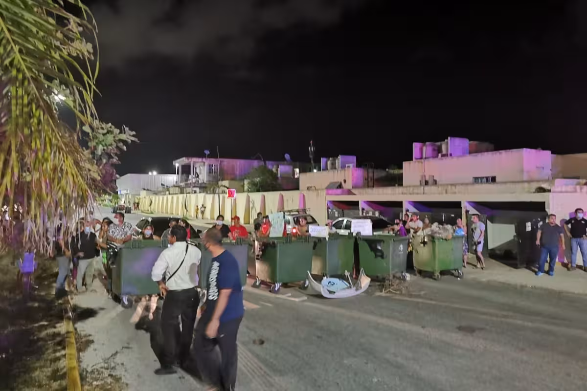 Habitantes bloquean entrada al fraccionamiento Villas del Sol en Playa ...