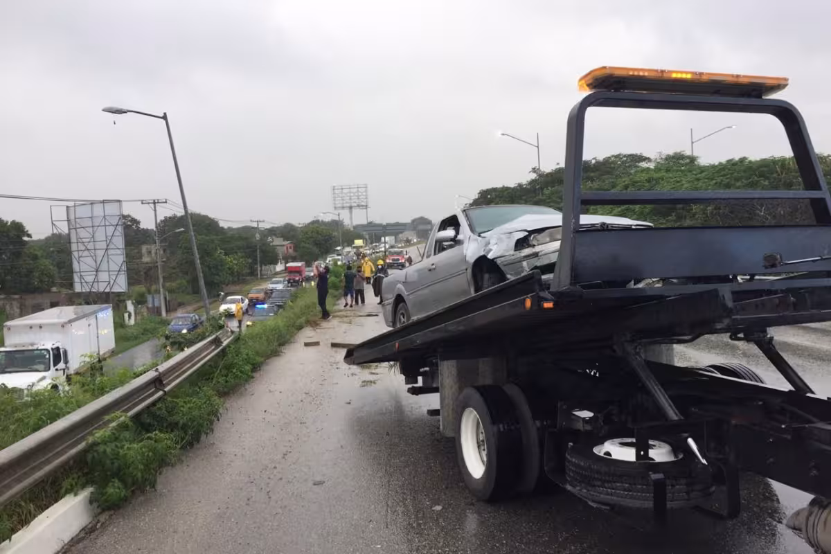 Una camioneta casi se cae de un puente en el periférico de Mérida - PorEsto